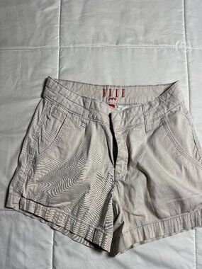 ELLE Paris Women’s Khaki Chino Shorts Size 2 Casual Mid Rise Flat Front